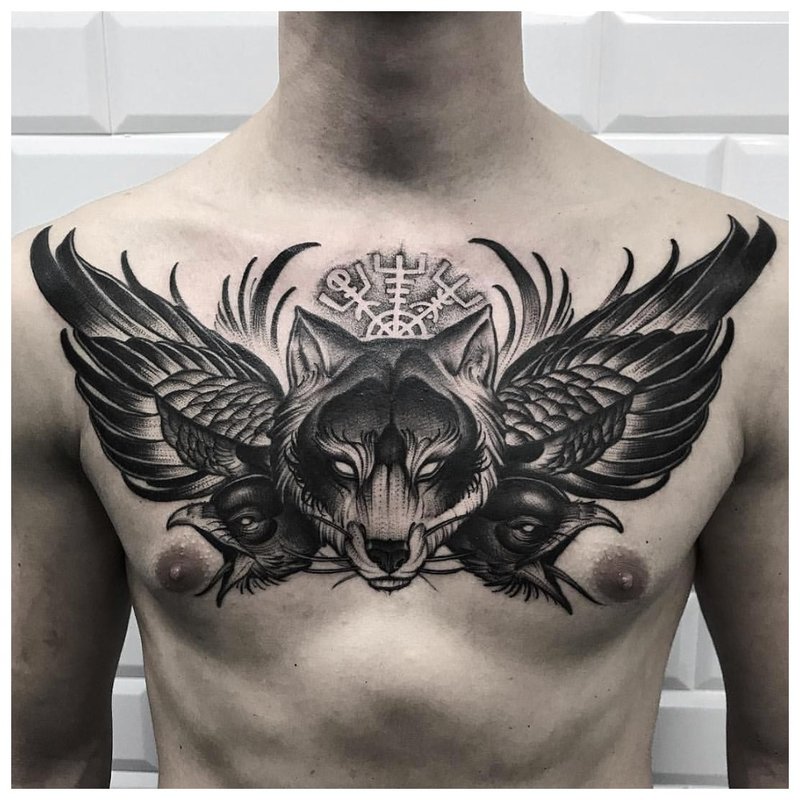Tatuaż z motywem zwierzęcym na piersi mężczyzny