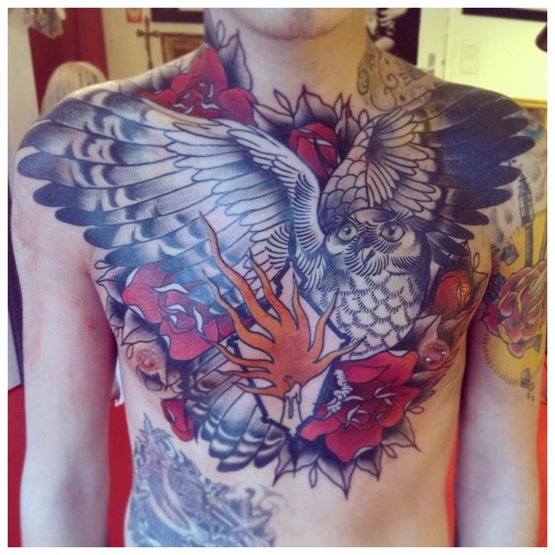 Tatuaje floral en todo el pecho y los hombros de un hombre.