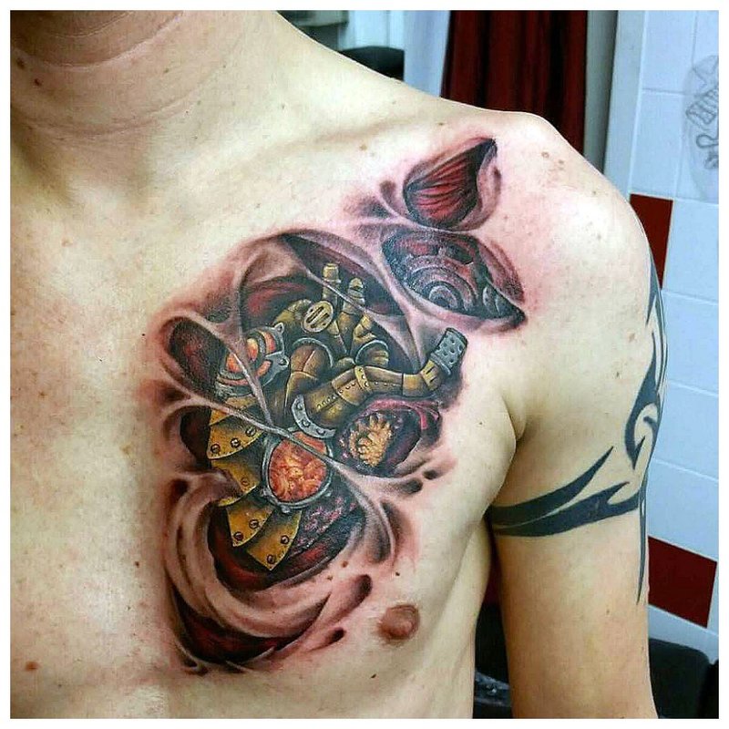 Cyberpunk-stijl tattoo op de borst van een man