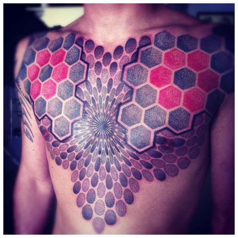 Heldere tatoeage op de borst van een man in de stijl van een doe-het-zelf
