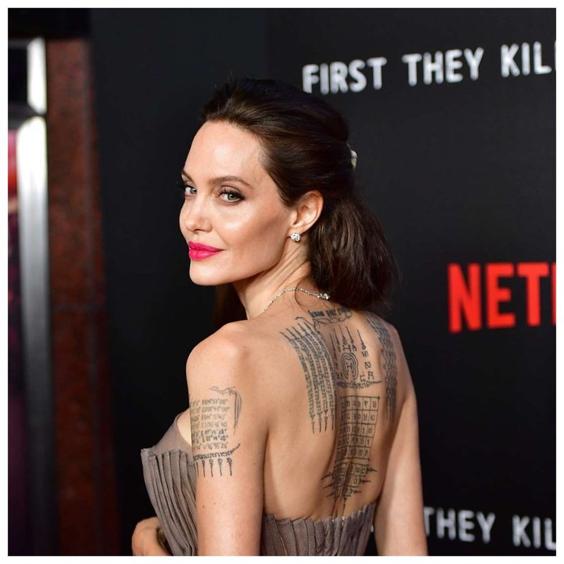 Анджелина Джоли татуировка на врата