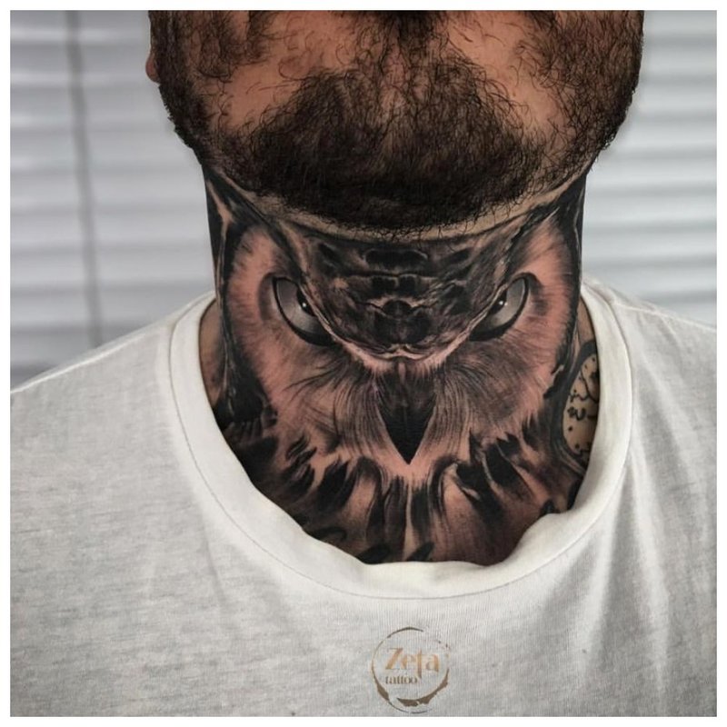 Tattoo hibou sur le cou d'un homme