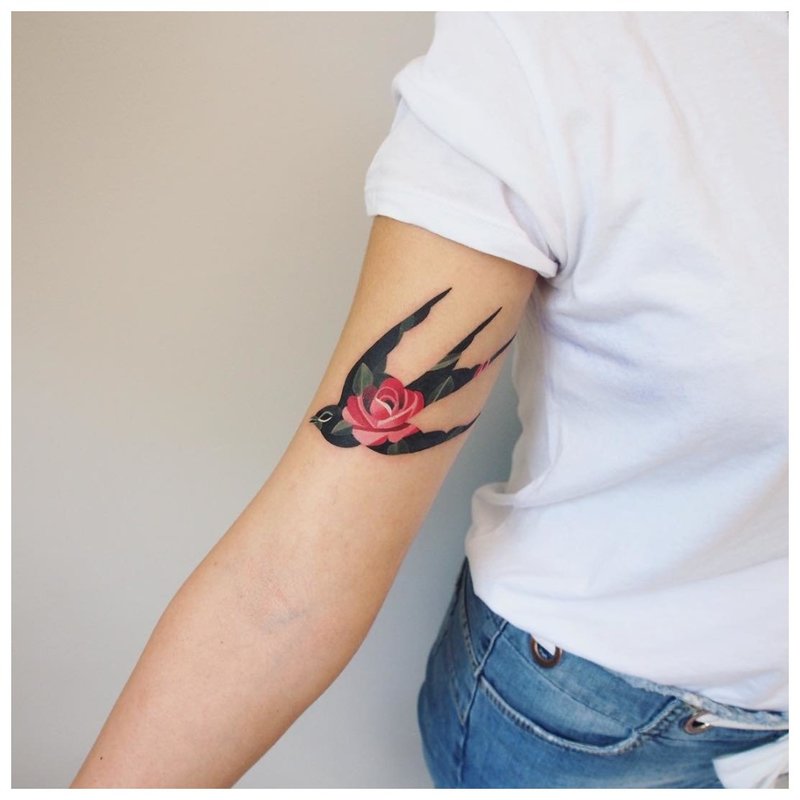 Akvarelu tetování vlaštovky na ruce