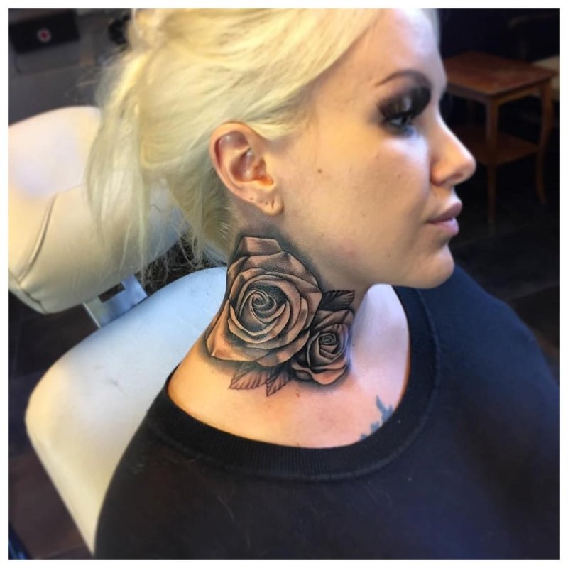 Velké tetování růže na dívčím krku