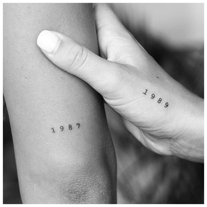 Mini tetoválás felirat dátumokkal.