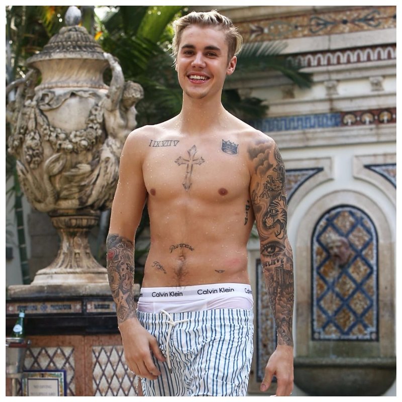 Justin Bieber - Tatuaż na piersi