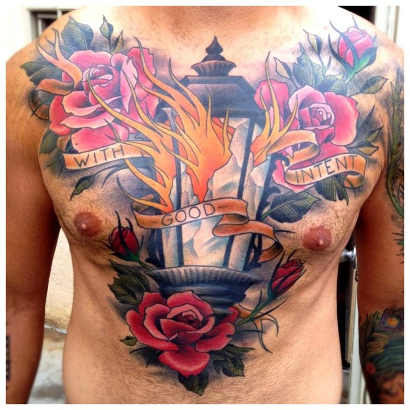Heldere grote bloemen - tatoeage op de borst van een man