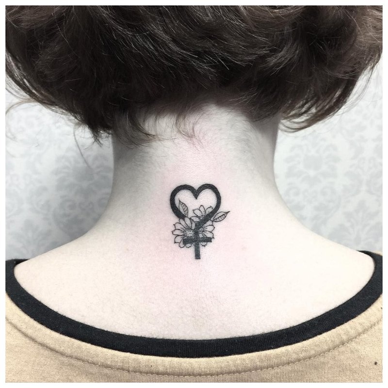 Delicate tatoeage in de nek