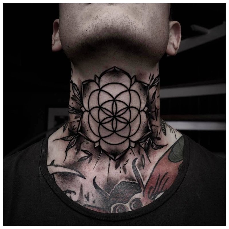 Tatuaż na szyi przed mężczyzną