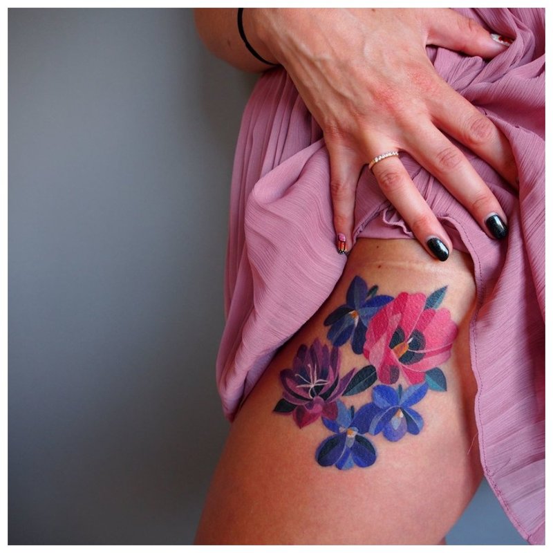Aquarel bloem tattoo op heup
