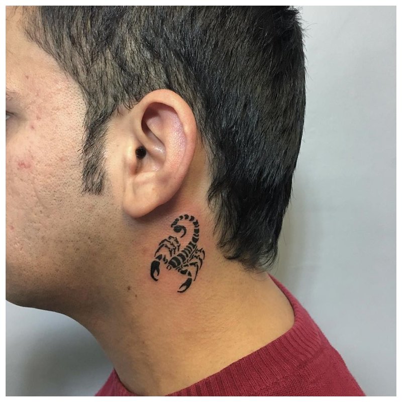 Escorpio - tatuaje en el cuello de un hombre