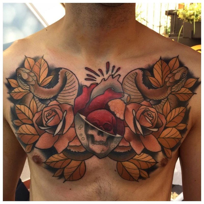 Hoa tươi - hình xăm trên ngực của một người đàn ông