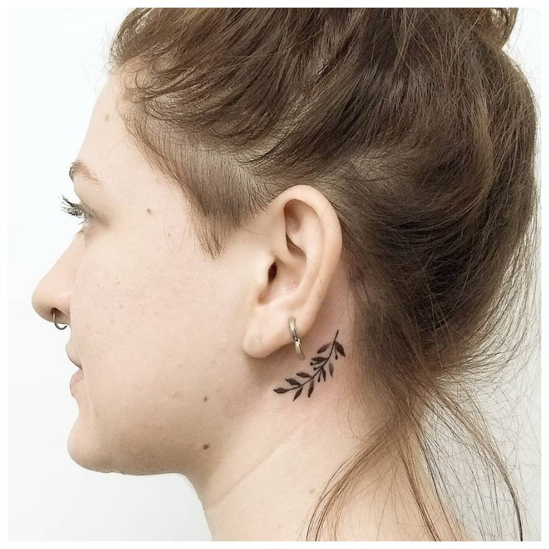 Tetovací větvička na krku hvězd