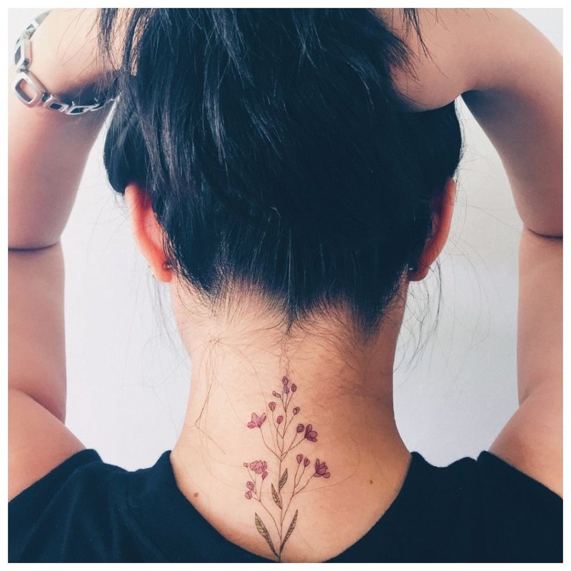 Delikatny tatuaż kwiatowy na szyi dziewczynki