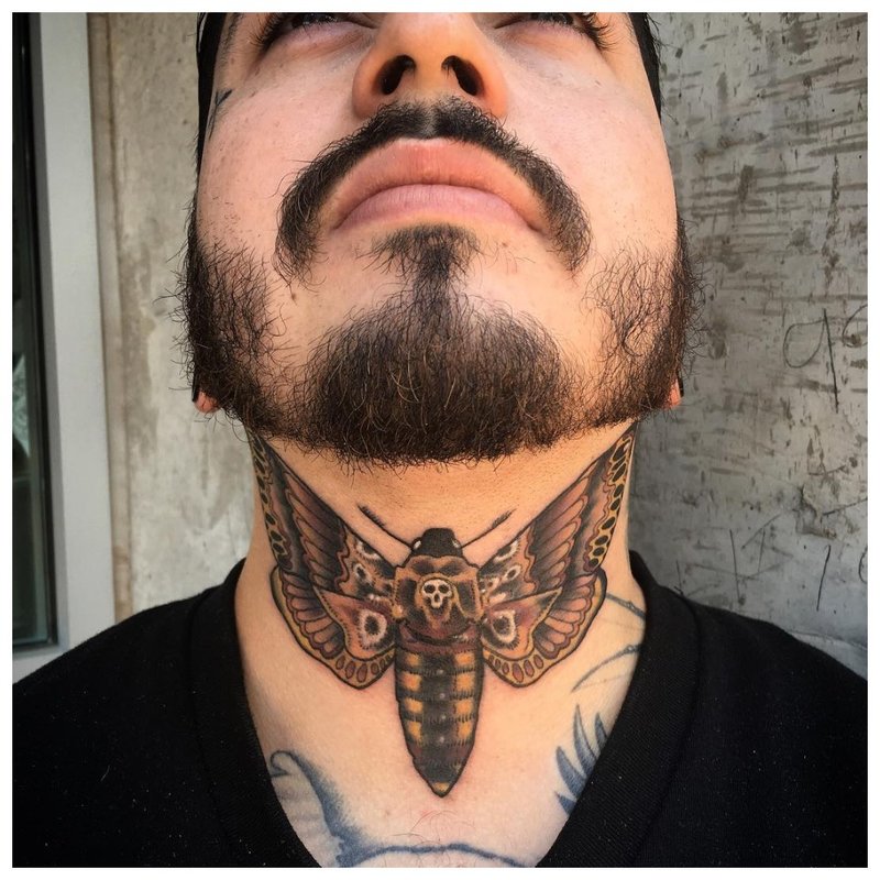 Tatuaż owada na gardle mężczyzny