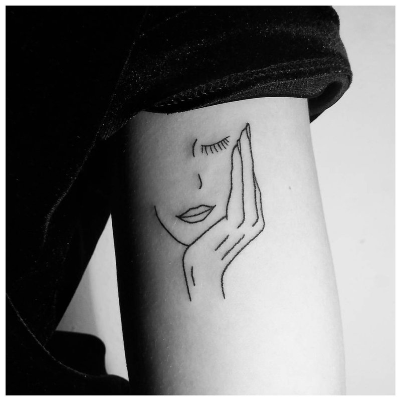 Tattoo contour van een peinzende meisje