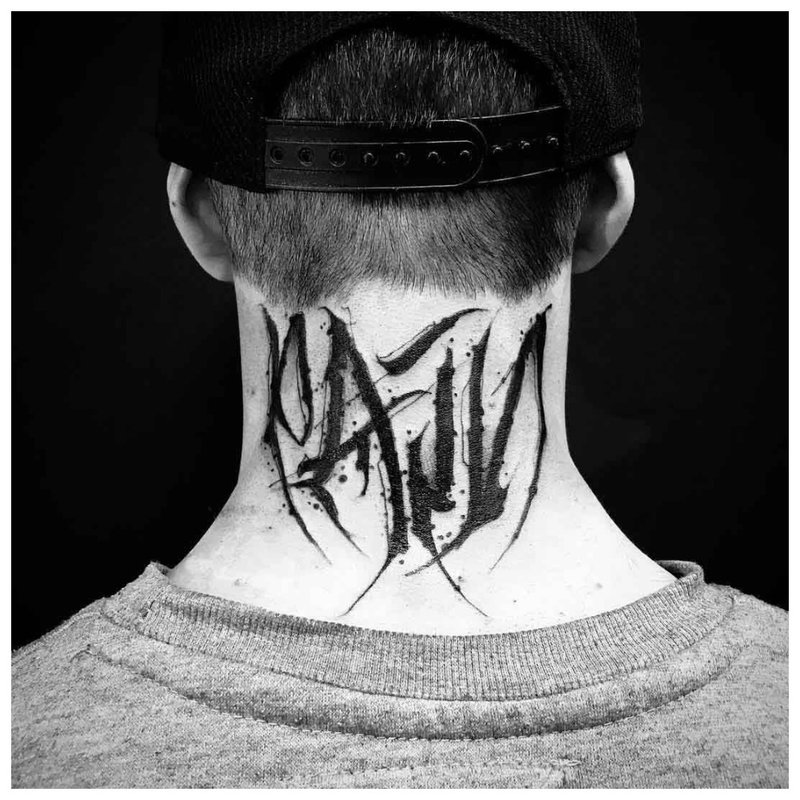 Grote inscriptie - tatoeage op de nek van een man
