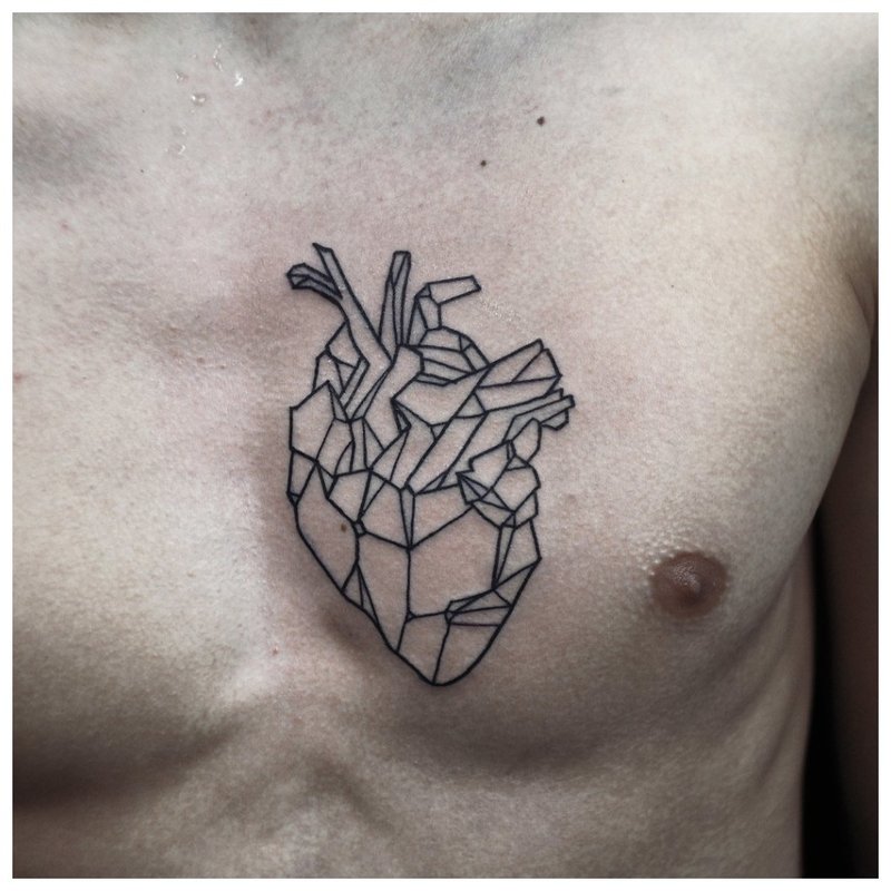 Сърце татуировка на гърдите на мъжа