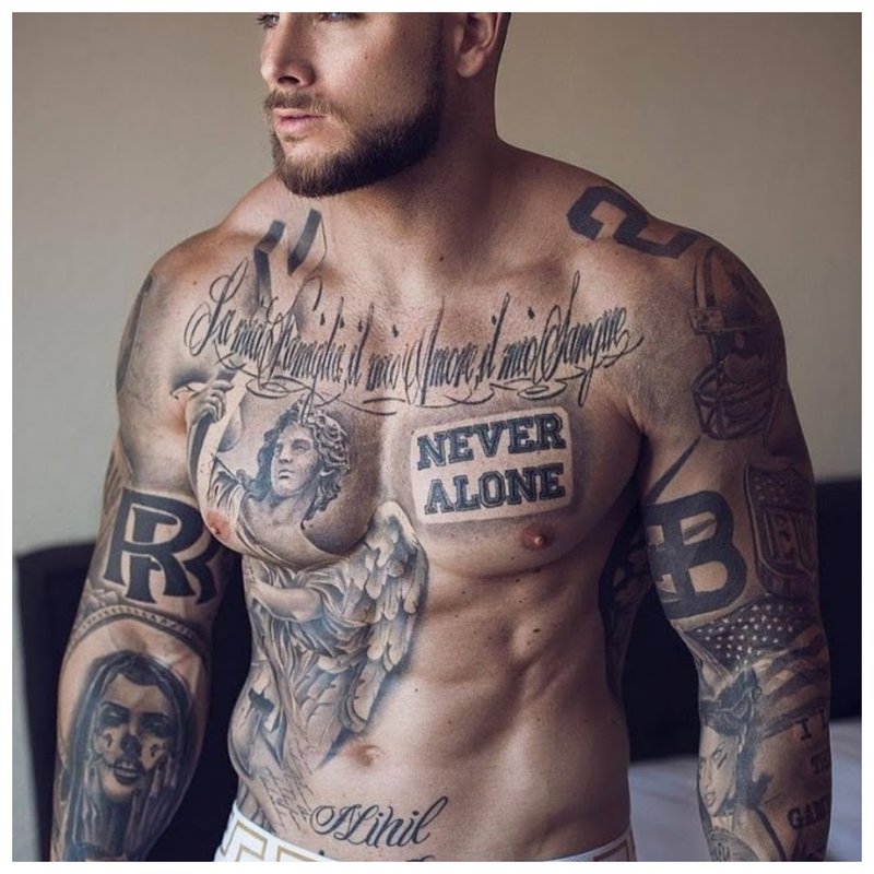 Tatuajes en forma de inscripción en el pecho de un hombre