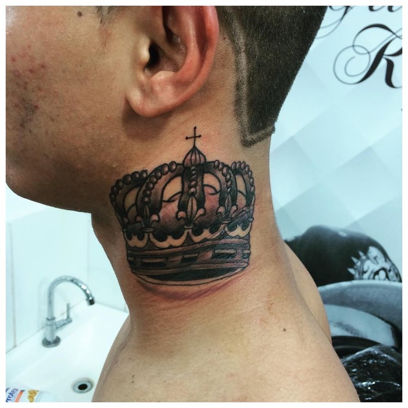 Coroana - tatuaj pe gâtul unui bărbat