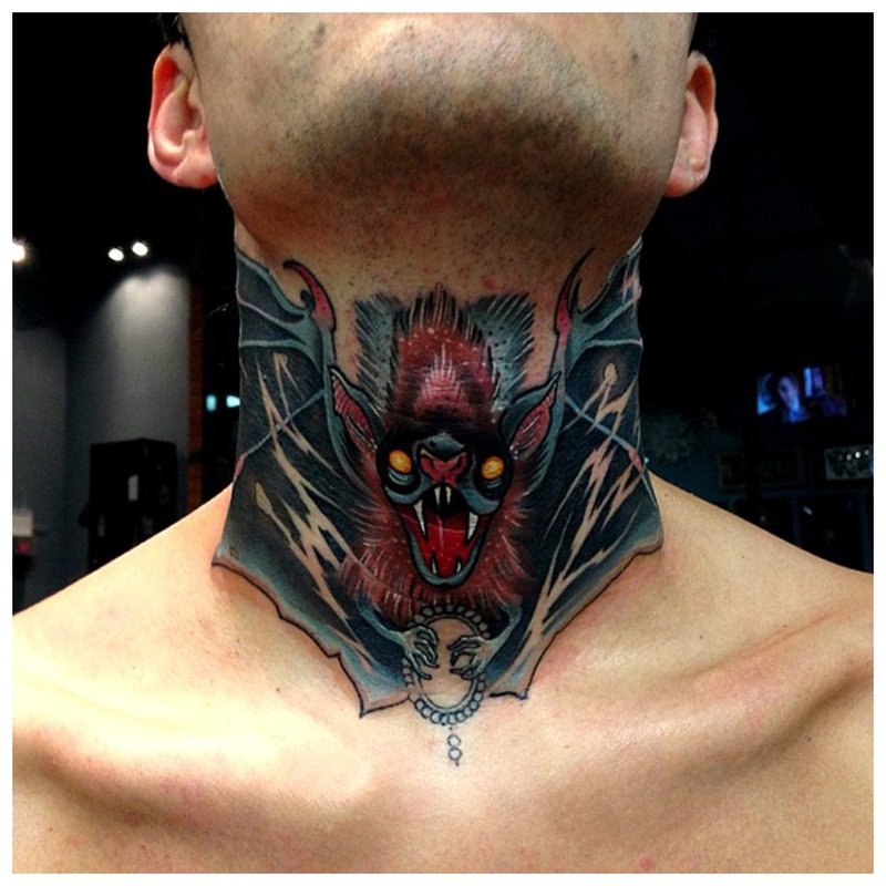 Татуировка на гърлото на мъж