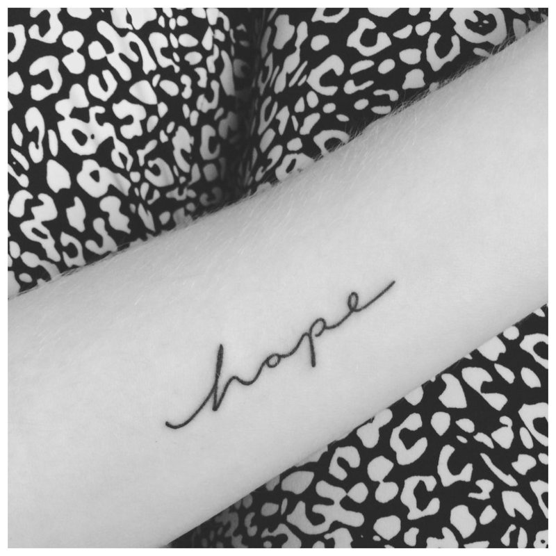 Mini tattoo-inscriptie Hope