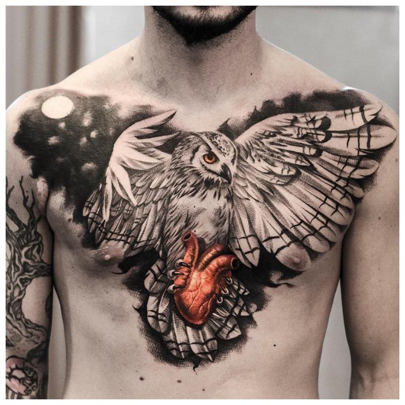 Lys tatovering på brystet til en mann