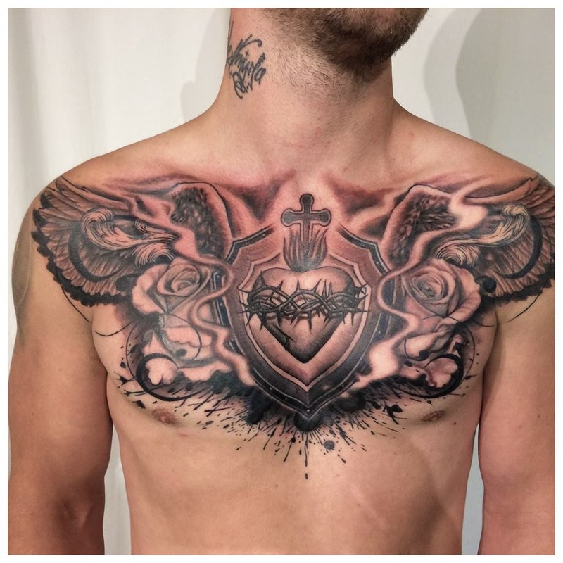 Neobvyklé květinové tetování na hrudi muže