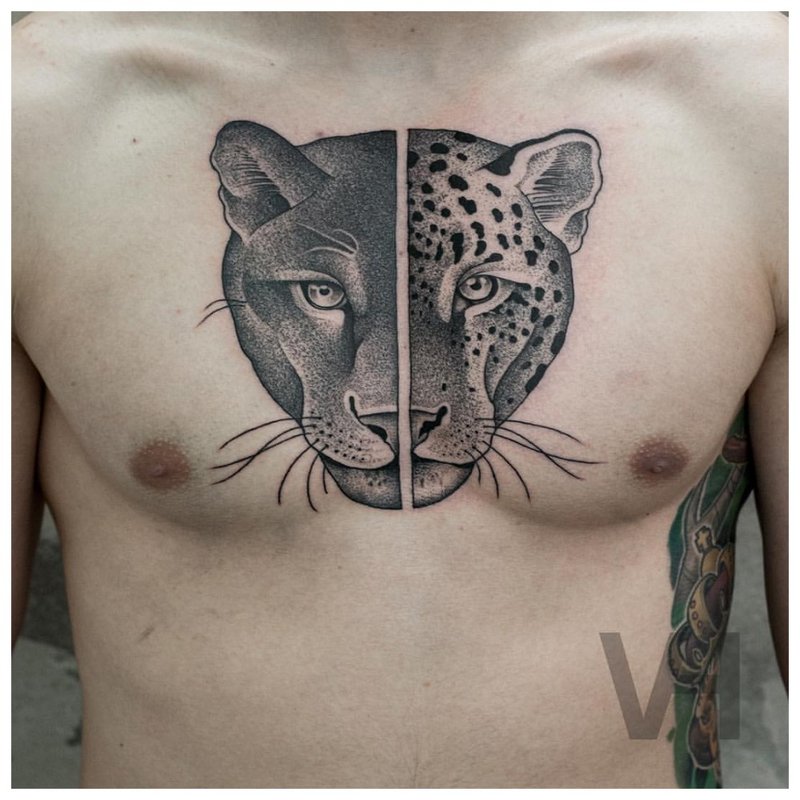 Татуирана татуировка на животни върху гърдите на човека