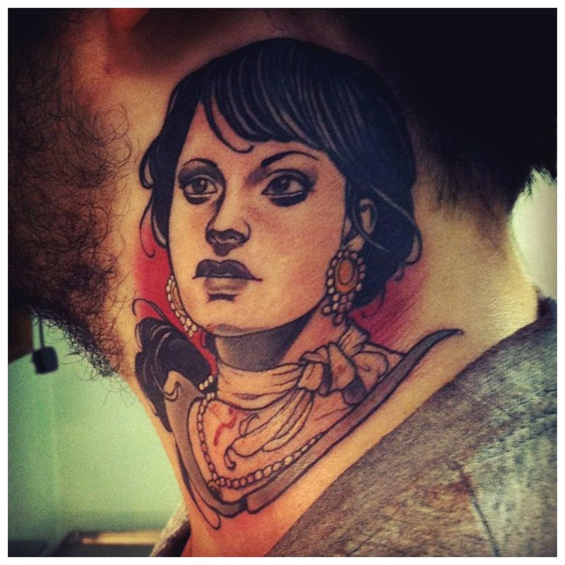 Tattoo portret in de nek van een meisje