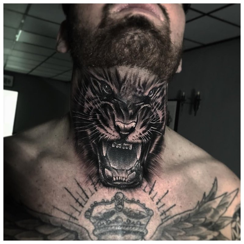 Uśmiech zwierzęcia - tatuaż na gardle mężczyzny