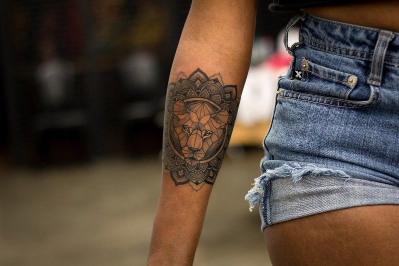 Cool tetování linwork na paži