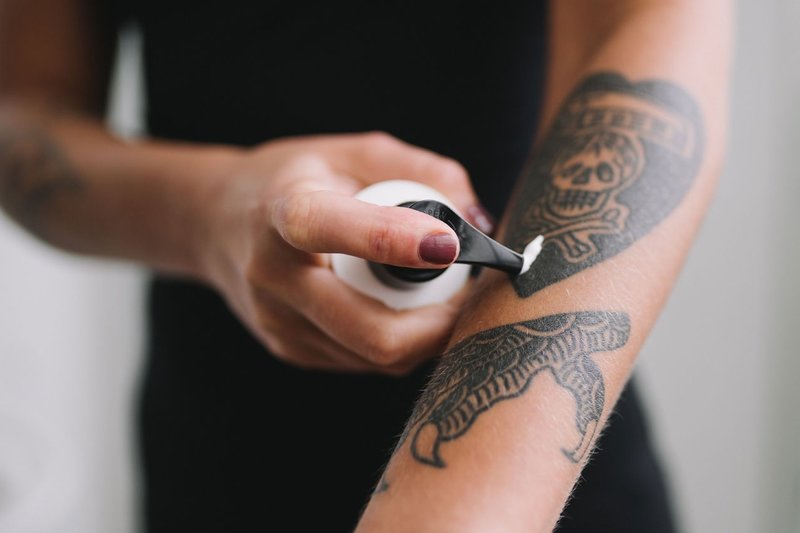 Aplicarea unguentului pe un tatuaj