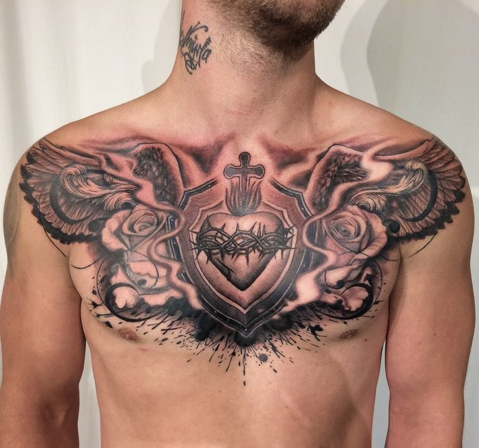Tatuaż na piersi mężczyzny